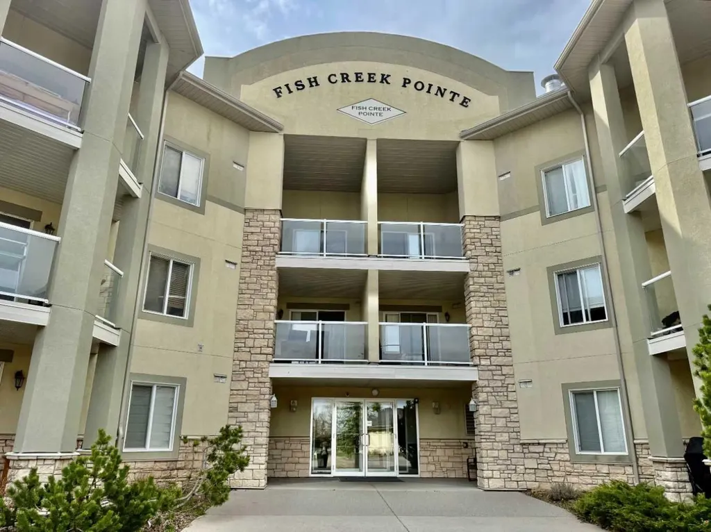 2518 Fish Creek Boulevard SW Calgary AB T2Y 4T5