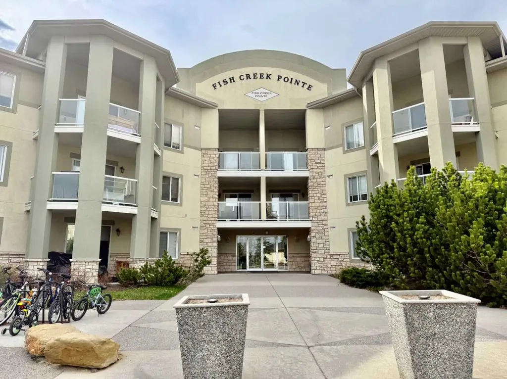 2518 Fish Creek Boulevard SW Calgary AB T2Y 4T5