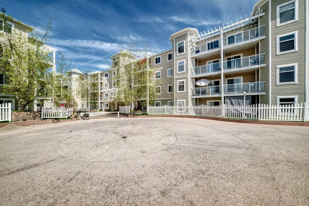 290 Shawville Way SE Calgary AB T2Y3Z9