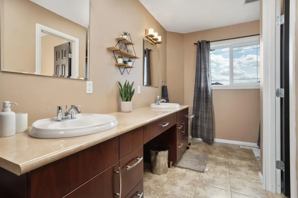 5204 33 Avenue Camrose AB T4V 4E2