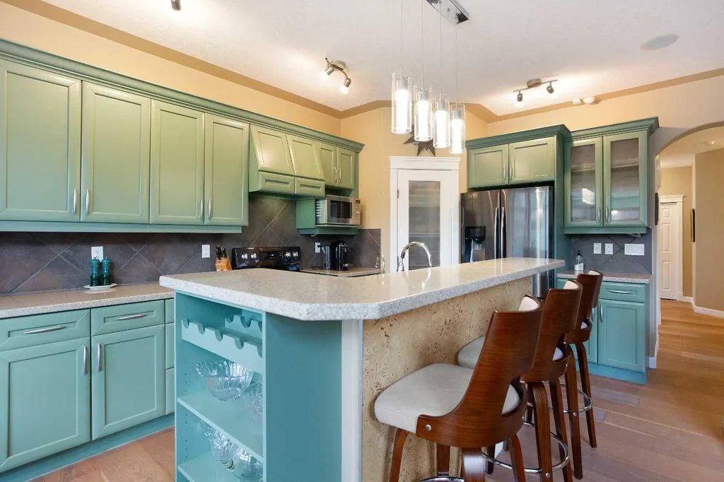 30 Discovery Ridge Gardens SW Calgary AB T3H 5L6