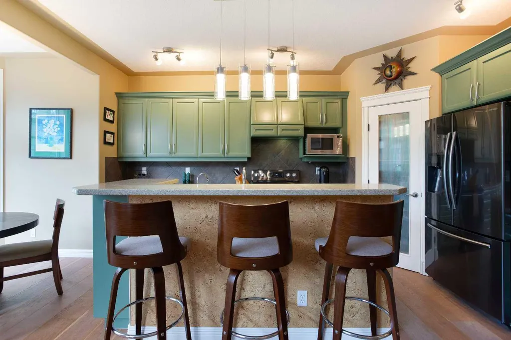 30 Discovery Ridge Gardens SW Calgary AB T3H 5L6