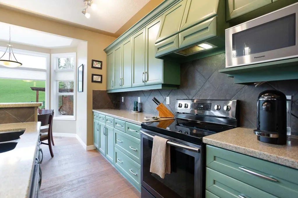 30 Discovery Ridge Gardens SW Calgary AB T3H 5L6