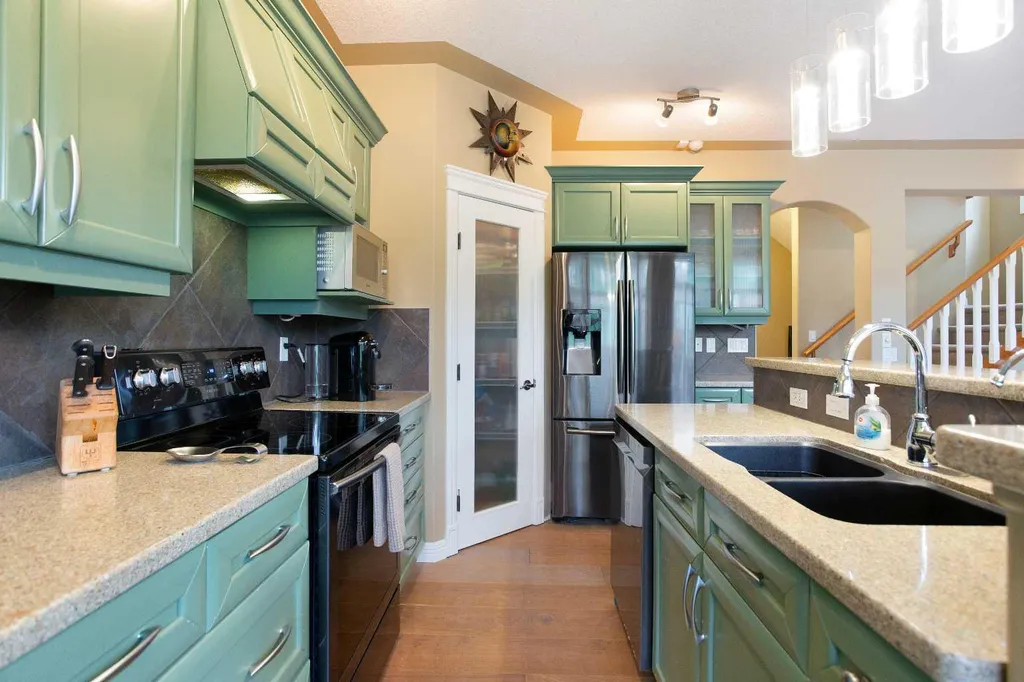 30 Discovery Ridge Gardens SW Calgary AB T3H 5L6
