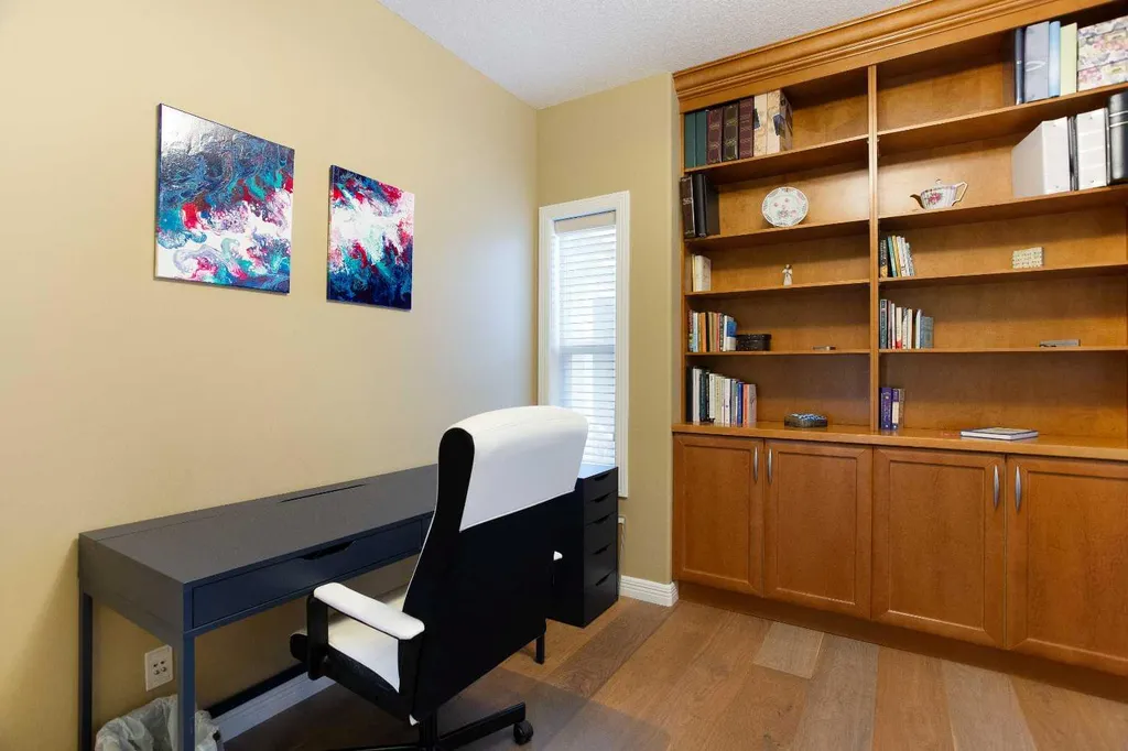 30 Discovery Ridge Gardens SW Calgary AB T3H 5L6