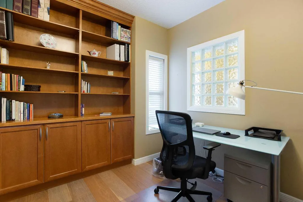 30 Discovery Ridge Gardens SW Calgary AB T3H 5L6