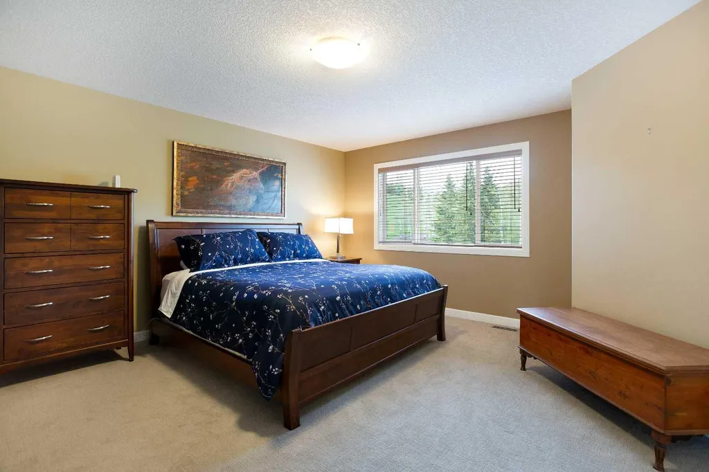 30 Discovery Ridge Gardens SW Calgary AB T3H 5L6