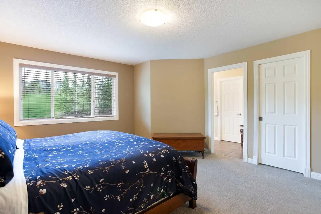 30 Discovery Ridge Gardens SW Calgary AB T3H 5L6