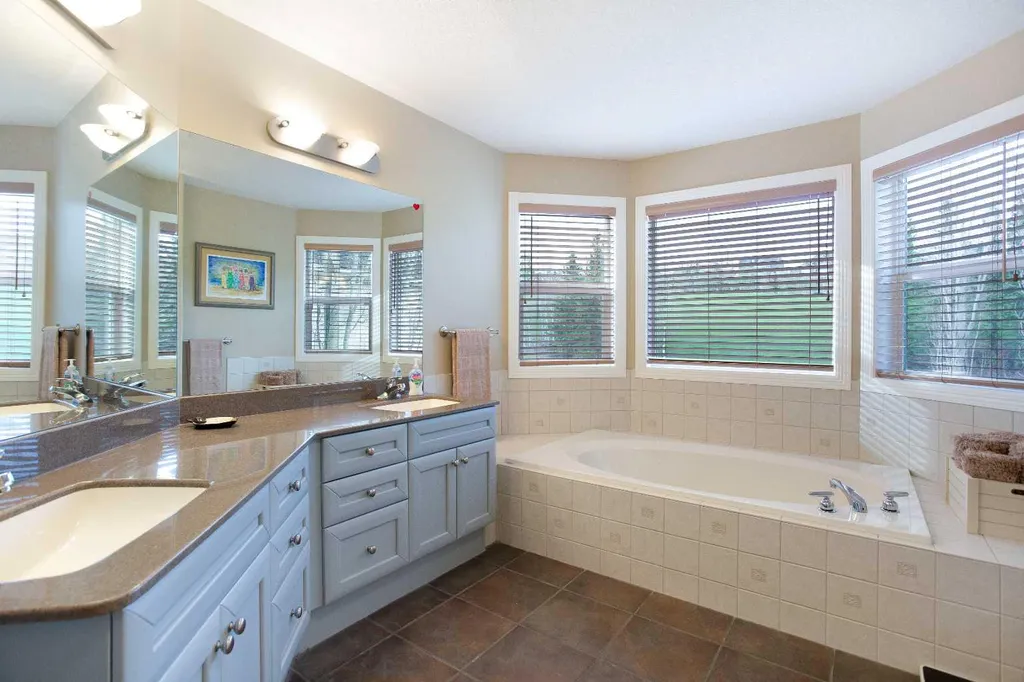 30 Discovery Ridge Gardens SW Calgary AB T3H 5L6