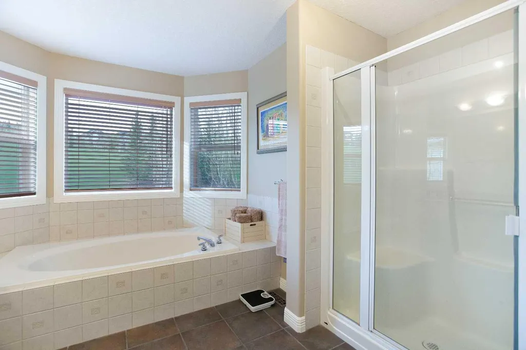30 Discovery Ridge Gardens SW Calgary AB T3H 5L6