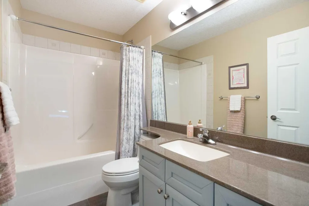 30 Discovery Ridge Gardens SW Calgary AB T3H 5L6
