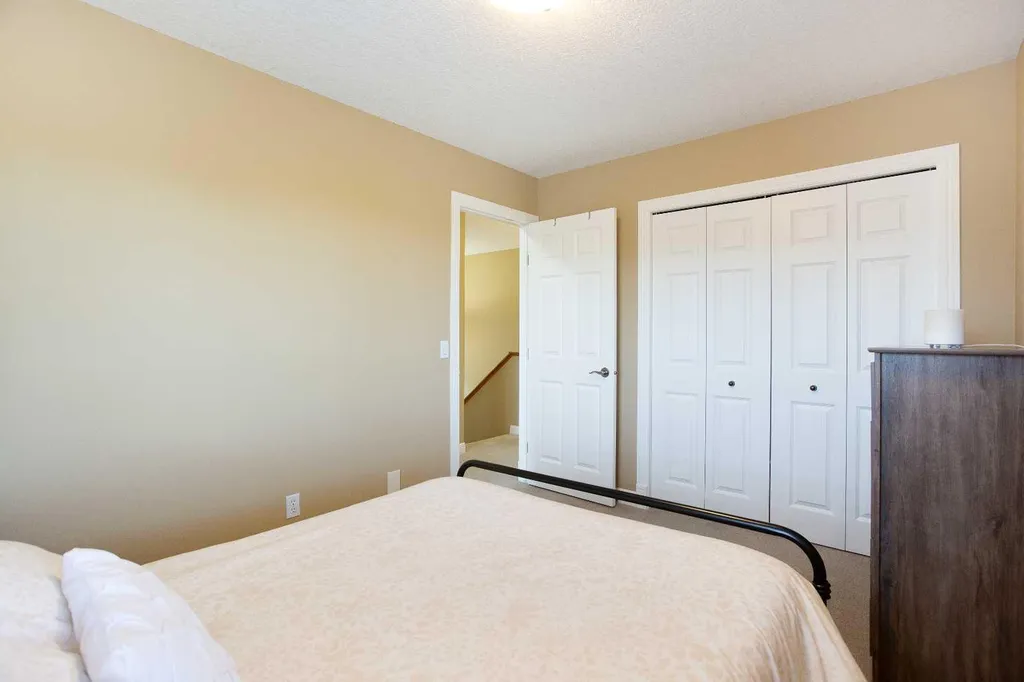 30 Discovery Ridge Gardens SW Calgary AB T3H 5L6