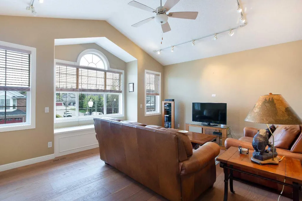 30 Discovery Ridge Gardens SW Calgary AB T3H 5L6