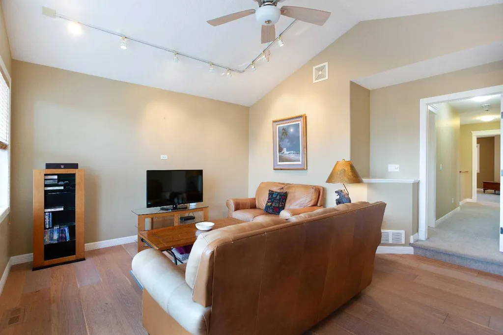 30 Discovery Ridge Gardens SW Calgary AB T3H 5L6