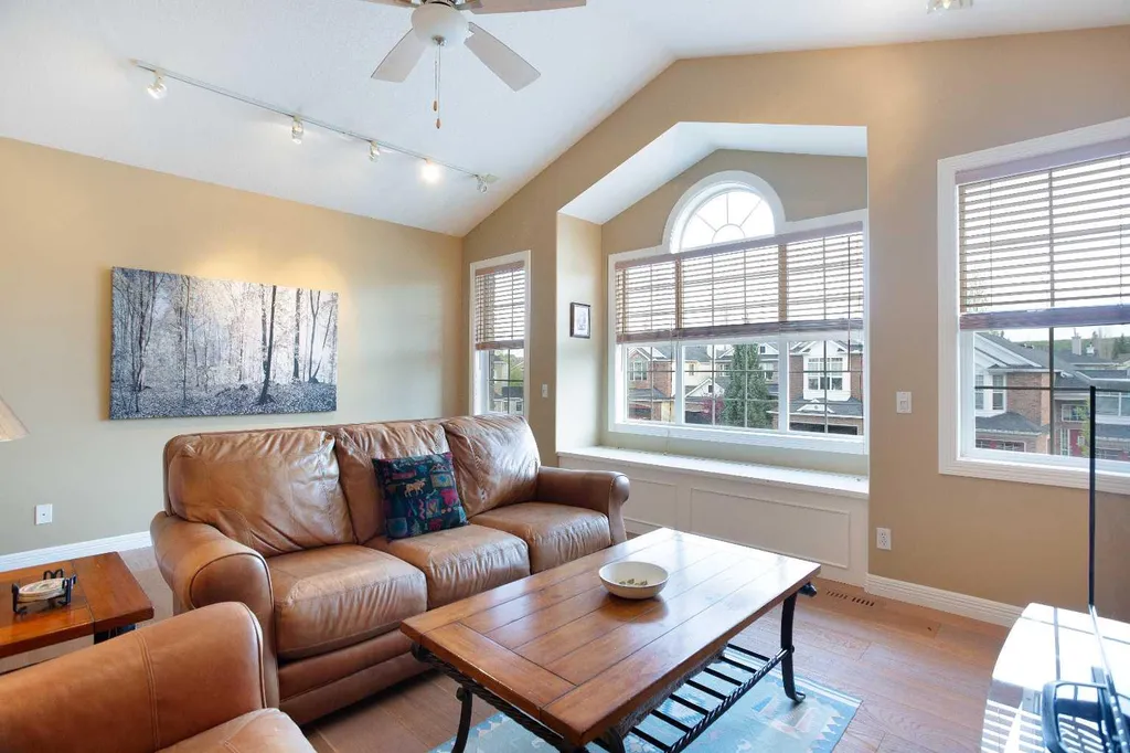 30 Discovery Ridge Gardens SW Calgary AB T3H 5L6