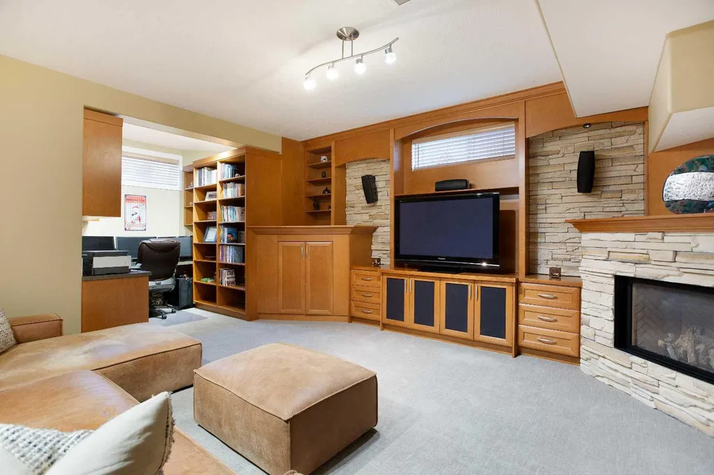 30 Discovery Ridge Gardens SW Calgary AB T3H 5L6