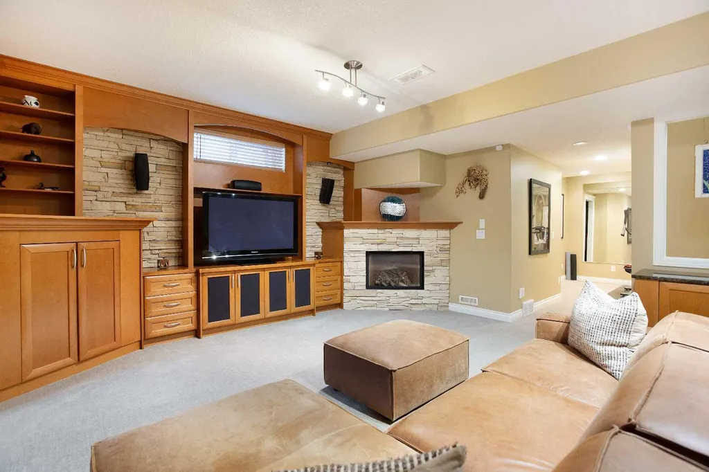 30 Discovery Ridge Gardens SW Calgary AB T3H 5L6