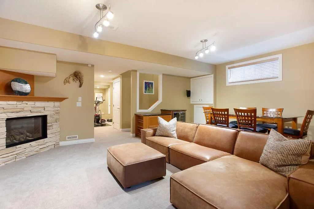 30 Discovery Ridge Gardens SW Calgary AB T3H 5L6