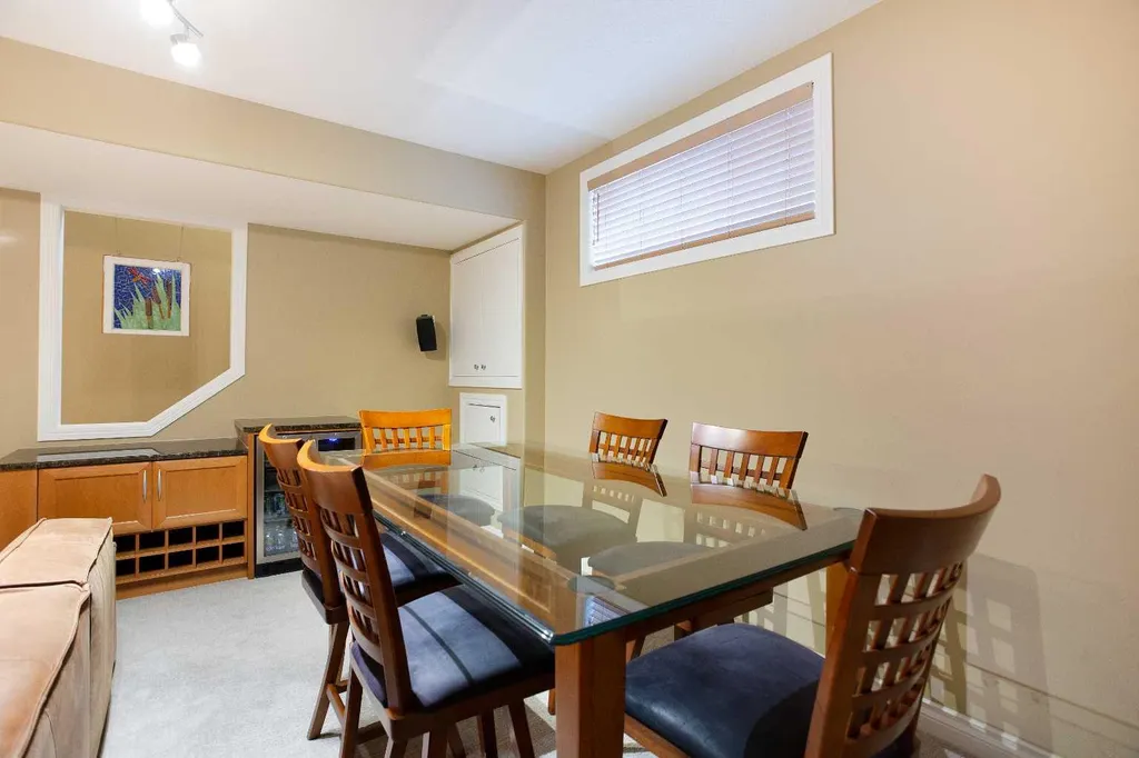 30 Discovery Ridge Gardens SW Calgary AB T3H 5L6