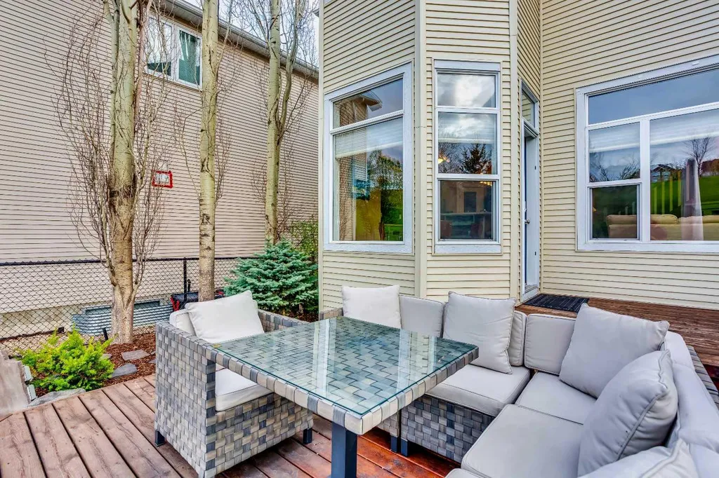 30 Discovery Ridge Gardens SW Calgary AB T3H 5L6