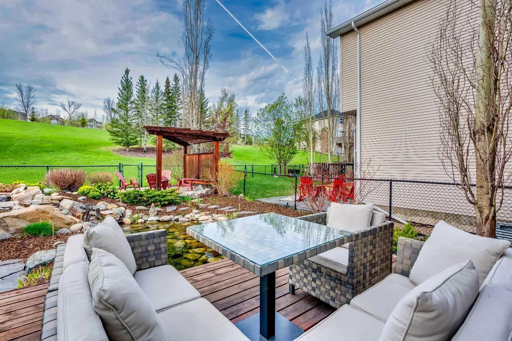 30 Discovery Ridge Gardens SW Calgary AB T3H 5L6