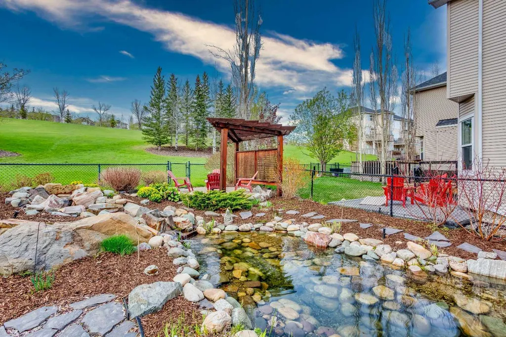 30 Discovery Ridge Gardens SW Calgary AB T3H 5L6