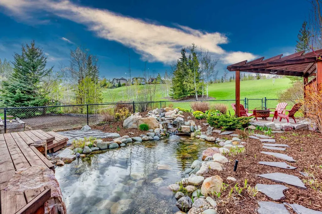 30 Discovery Ridge Gardens SW Calgary AB T3H 5L6