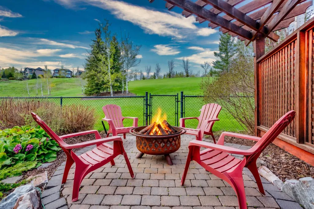 30 Discovery Ridge Gardens SW Calgary AB T3H 5L6