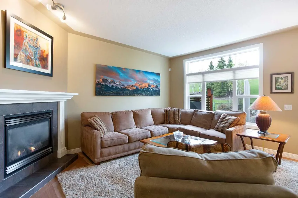 30 Discovery Ridge Gardens SW Calgary AB T3H 5L6