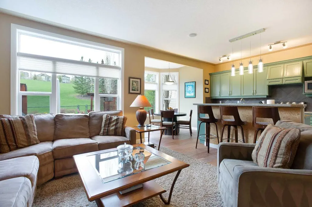 30 Discovery Ridge Gardens SW Calgary AB T3H 5L6
