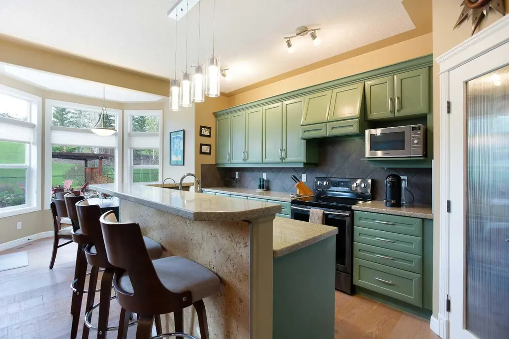 30 Discovery Ridge Gardens SW Calgary AB T3H 5L6