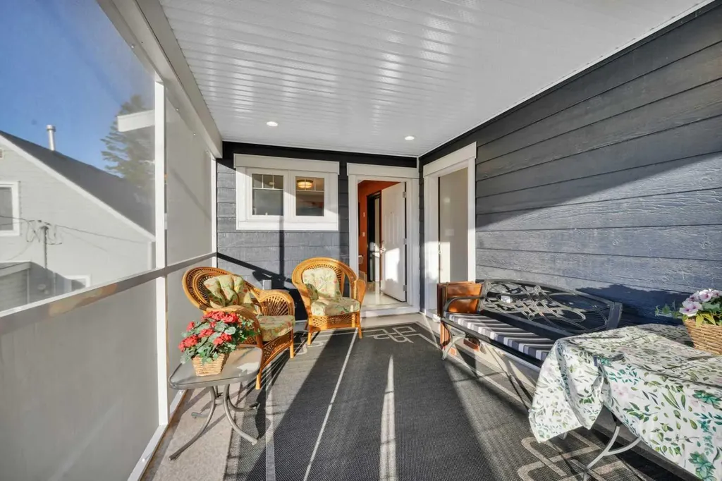 5024 45 Street Sylvan Lake AB T4S 1C3