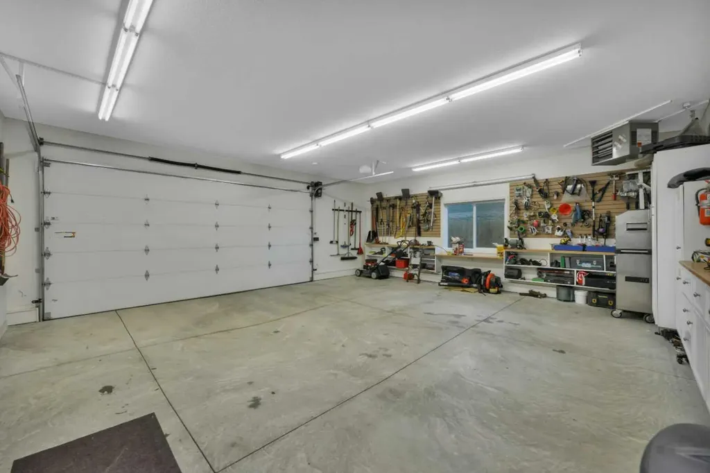 5024 45 Street Sylvan Lake AB T4S 1C3
