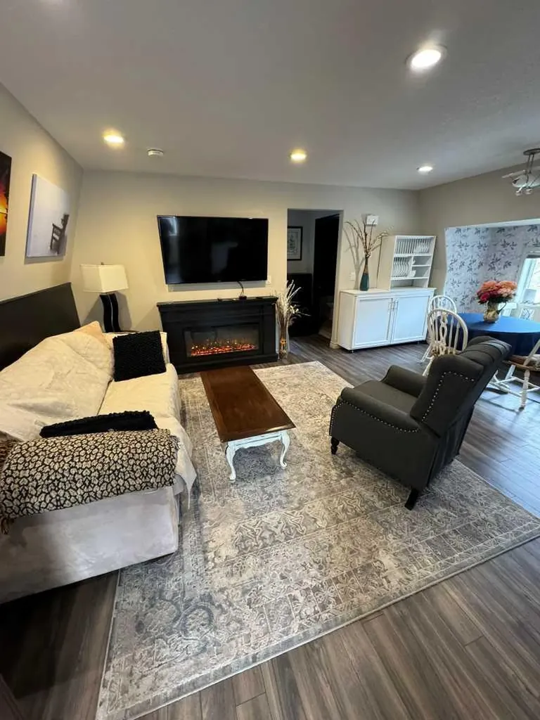 5024 45 Street Sylvan Lake AB T4S 1C3