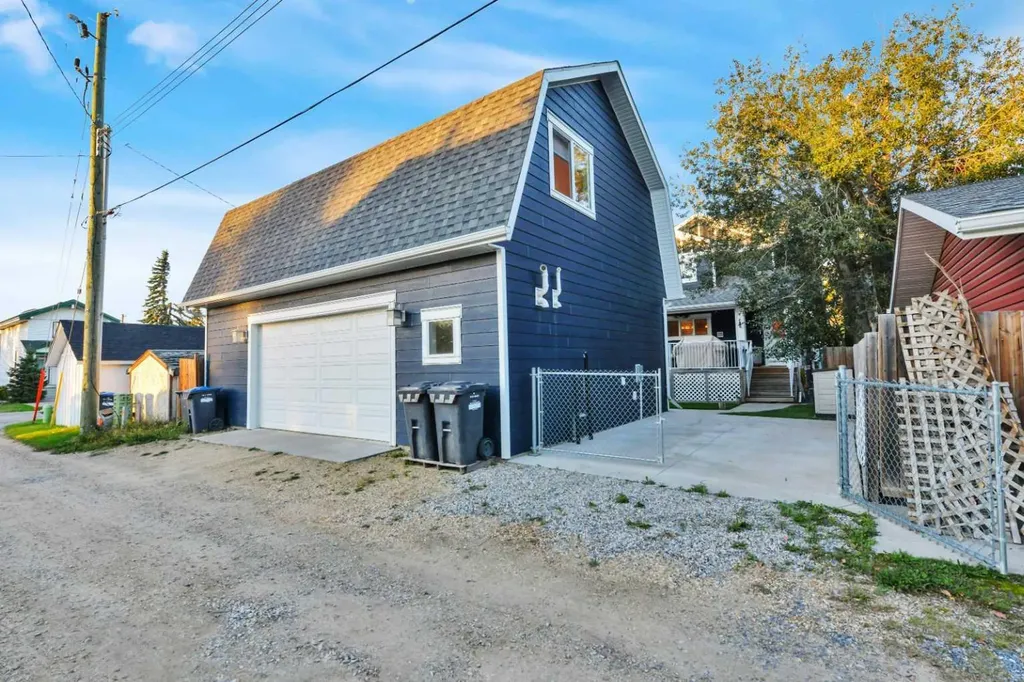 5024 45 Street Sylvan Lake AB T4S 1C3