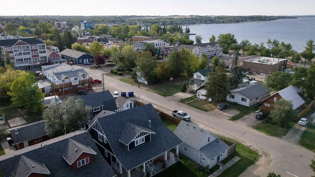 5024 45 Street Sylvan Lake AB T4S 1C3