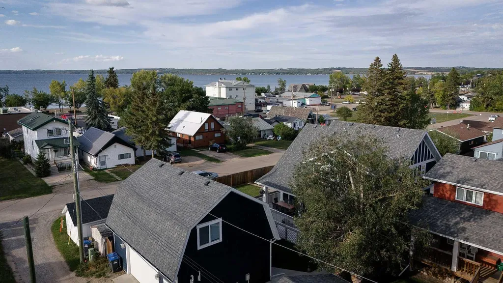 5024 45 Street Sylvan Lake AB T4S 1C3