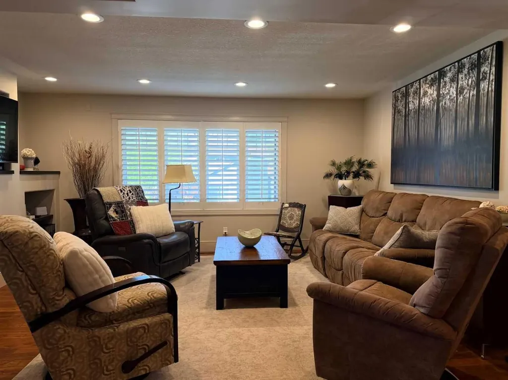5024 45 Street Sylvan Lake AB T4S 1C3