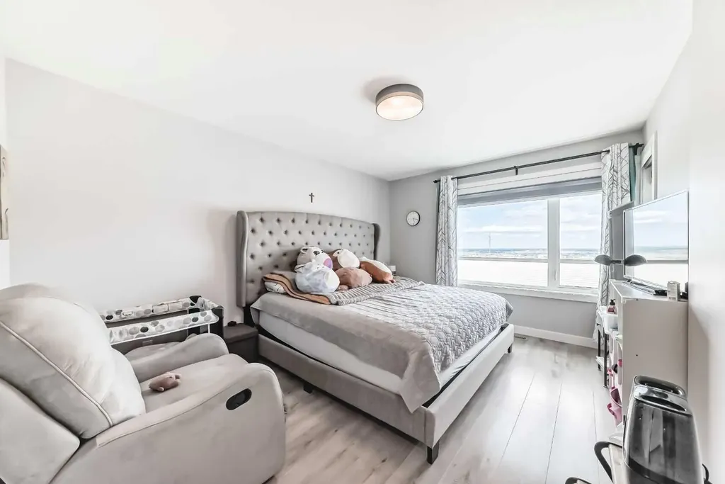 15053 37 Street SW Calgary AB T2Y0R5