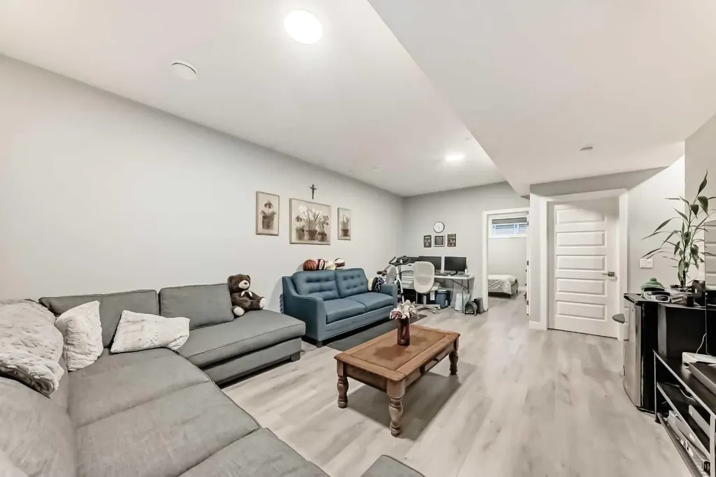 15053 37 Street SW Calgary AB T2Y0R5