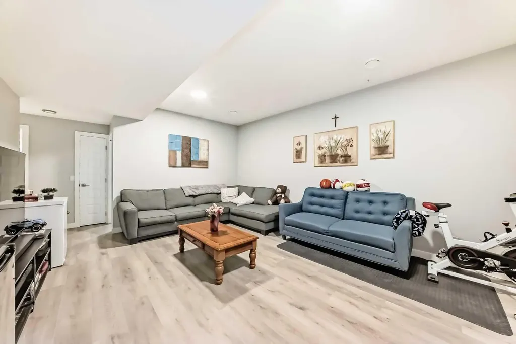 15053 37 Street SW Calgary AB T2Y0R5