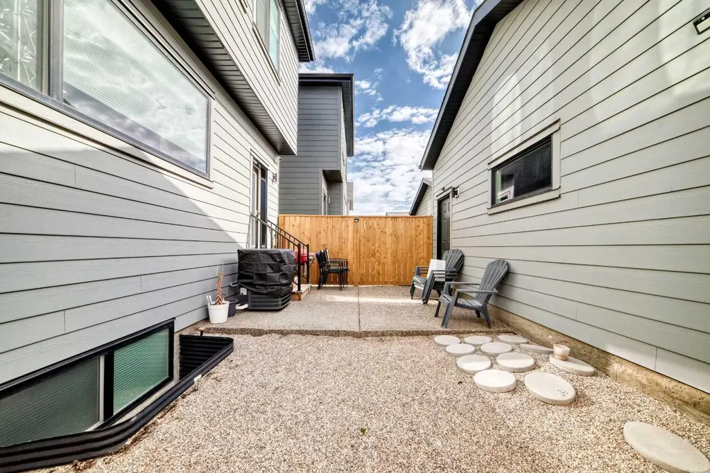 15053 37 Street SW Calgary AB T2Y0R5