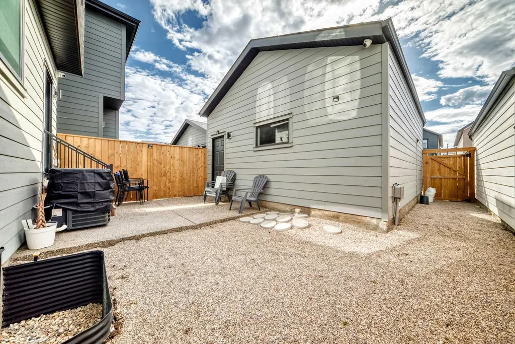 15053 37 Street SW Calgary AB T2Y0R5