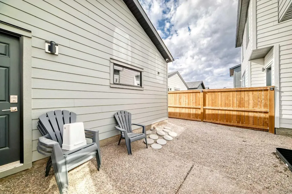 15053 37 Street SW Calgary AB T2Y0R5