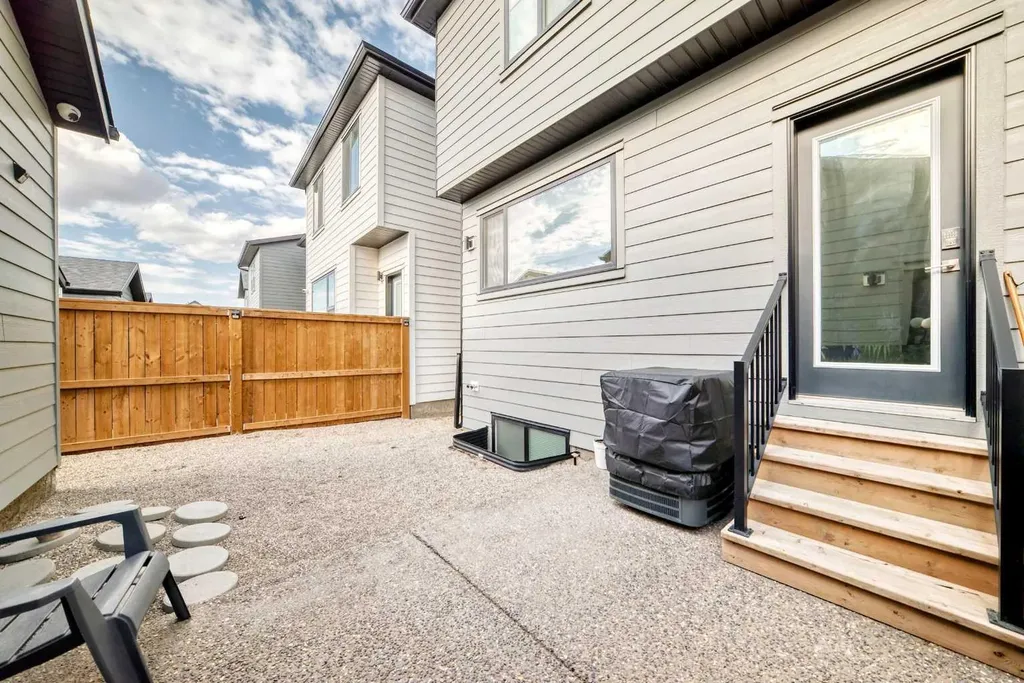 15053 37 Street SW Calgary AB T2Y0R5