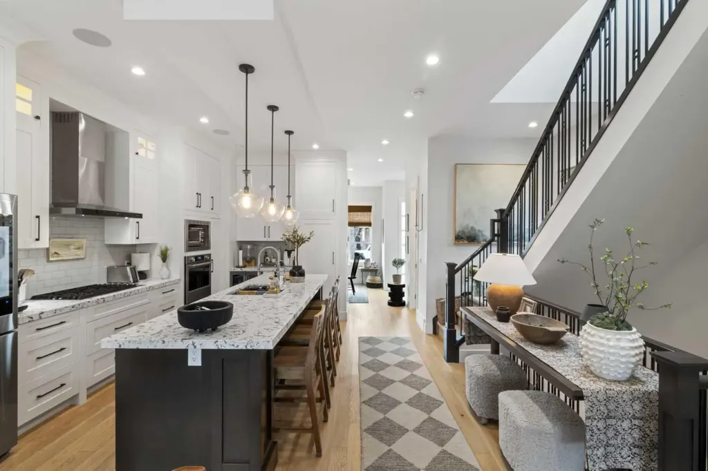 2012 49 Avenue SW Calgary AB T2T2V4