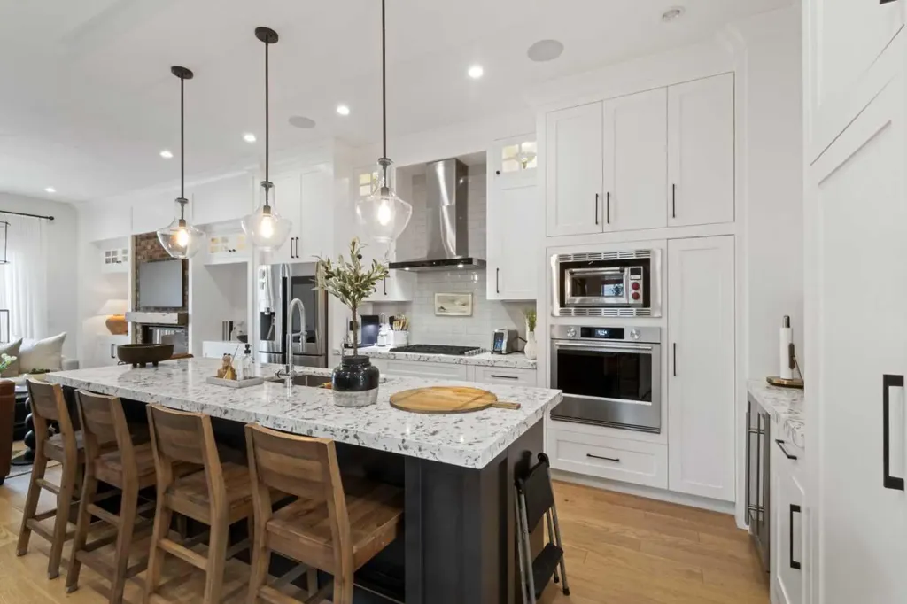 2012 49 Avenue SW Calgary AB T2T2V4