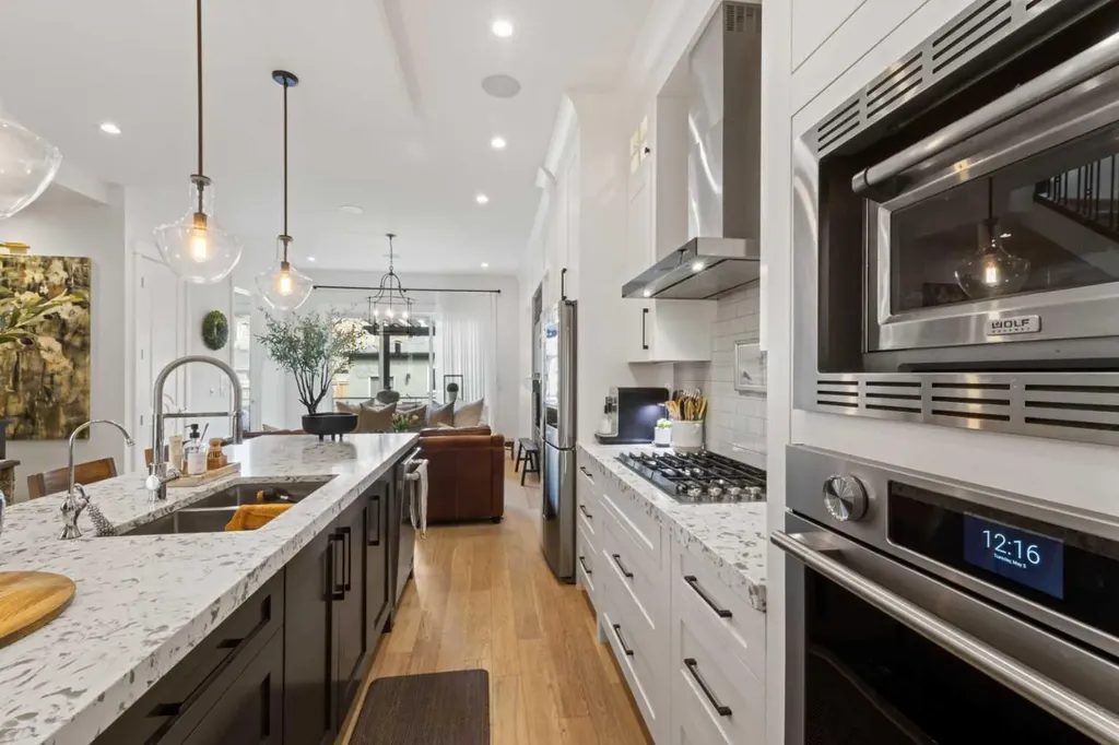 2012 49 Avenue SW Calgary AB T2T2V4