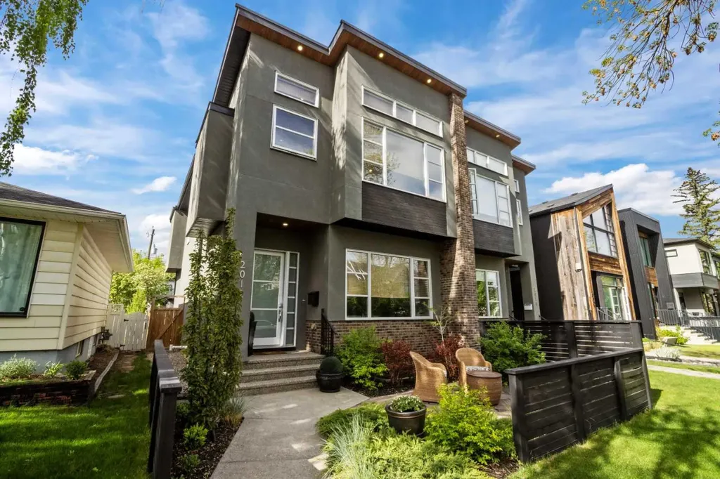 2012 49 Avenue SW Calgary AB T2T2V4