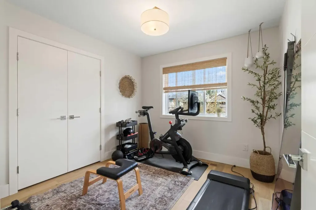 2012 49 Avenue SW Calgary AB T2T2V4